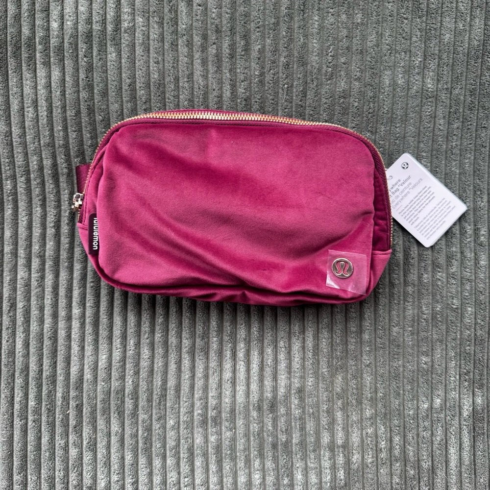 Lululemon 2L beltbag in mulled wine and gold holiday